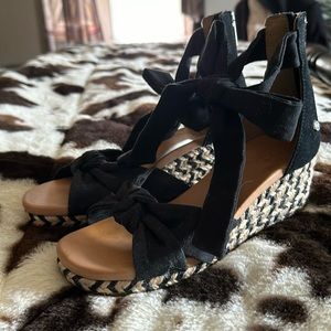 Authentic Ugg Yarrow sandals